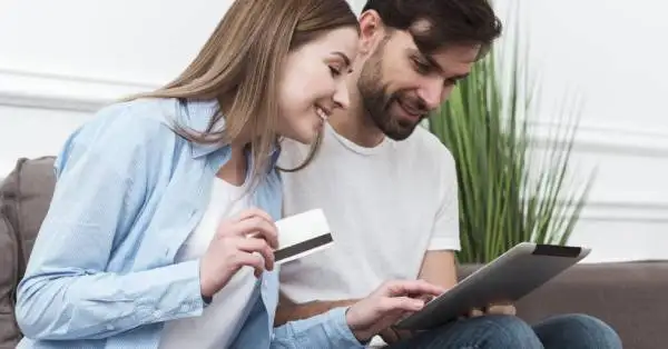 Imagem de um cartão de crédito pré-pago em destaque.
