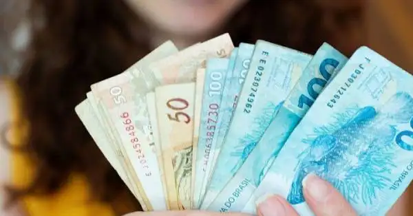 Diversas atividades para ganhar renda extra nos fins de semana, como freelancing, limpeza, artesanato, Airbnb, feiras, piscinas, aulas.