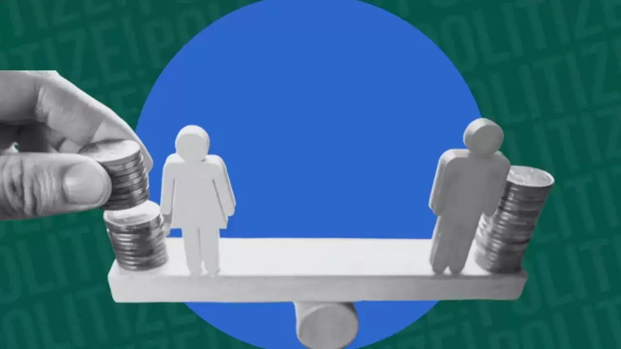 Mulher equilibrando números em uma balança financeira.
