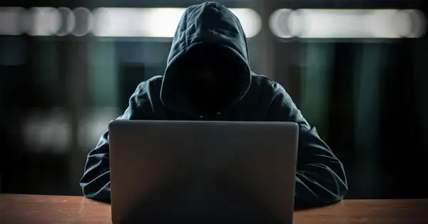 Proteja-se contra golpes financeiros: imagem representativa de uma pessoa segurando um escudo contra ameaças online.
