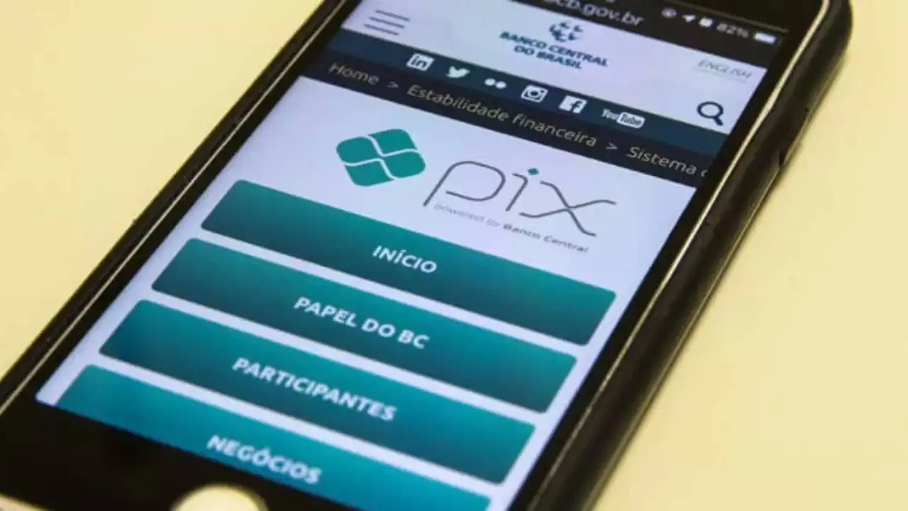 Usuário do PIX ajustando configurações para segurança e praticidade bancária.