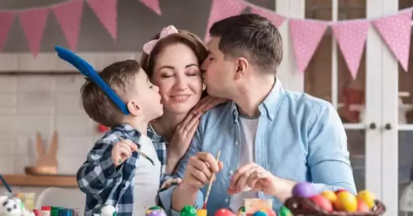 Celebração de Páscoa com decorações caseiras e alimentos saudáveis.