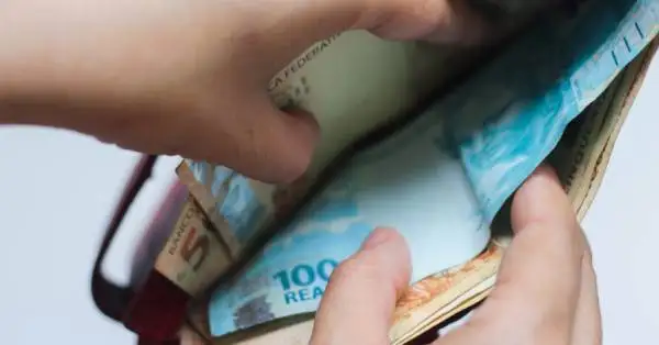Família economizando dinheiro em casa.
