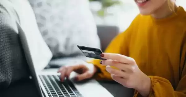 Imagem representando um cartão de crédito, planejamento financeiro e recompensas.