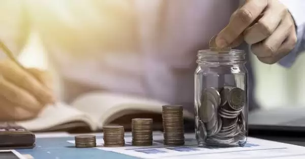 Investidor revisando gráficos financeiros para tomar decisões informadas.