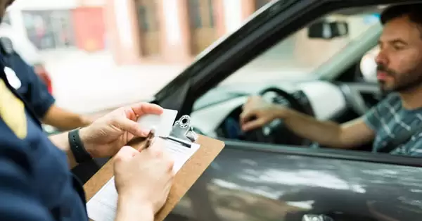Motorista pagando multa com cartão de crédito, facilitando o processo financeiro.