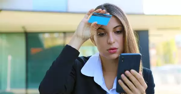 Cartão de crédito sendo clonado, alertando para a importância de medidas preventivas e monitoramento financeiro.