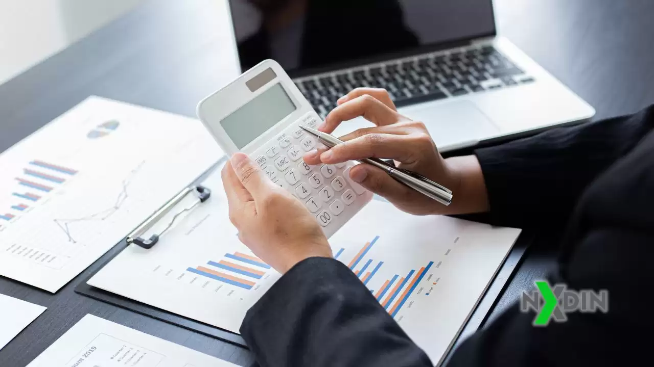 Mulher segurando uma calculadora, representando planejamento financeiro para empréstimo com desconto em folha.