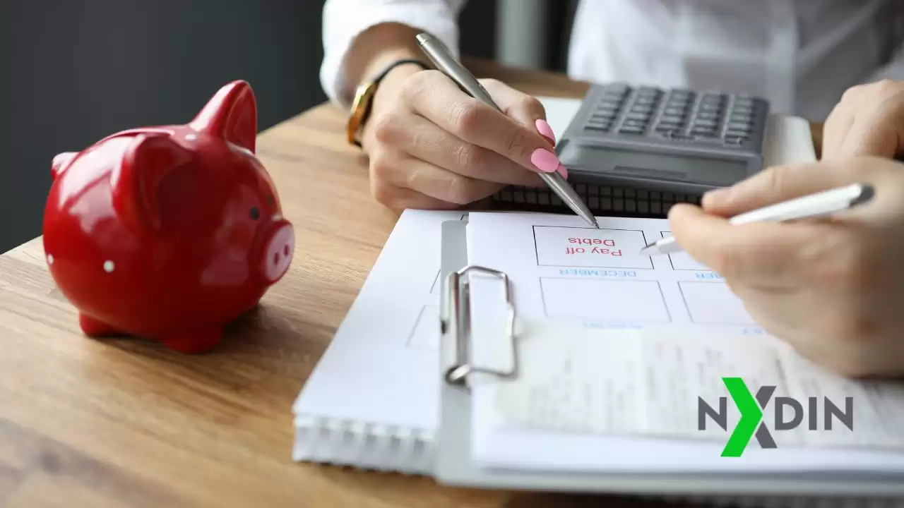 Pessoa planejando suas finanças para quitar dívidas e garantir estabilidade financeira.