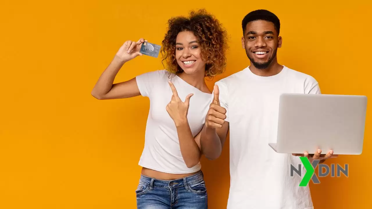 Família planejando finanças com cartão de crédito e benefícios sociais