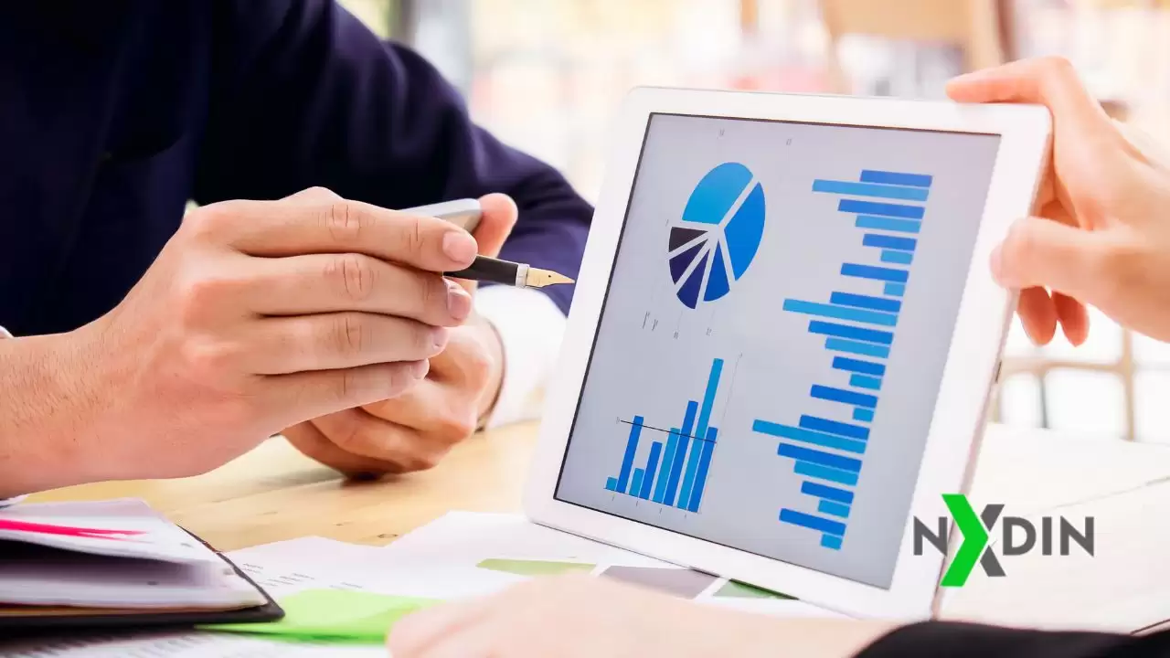Pessoa analisando gráficos financeiros, simbolizando controle e estratégia para liberdade financeira."