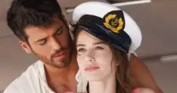 Cena de uma novela turca com casal apaixonado.